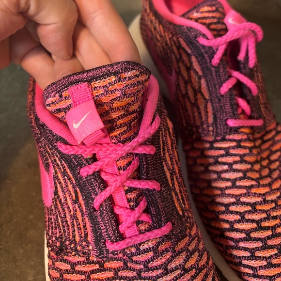 Nike Rosherun Flyknit Vivid Pink And Black Size Women’s 9 Running Shoes - Picture 9 of 14